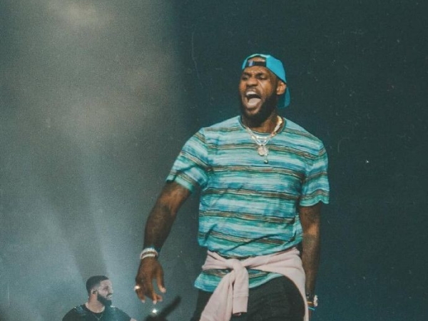Drake 演唱會邀詹皇上台 high！三人「溫差穿搭」成為全場焦點！網友：他們在同個地方？