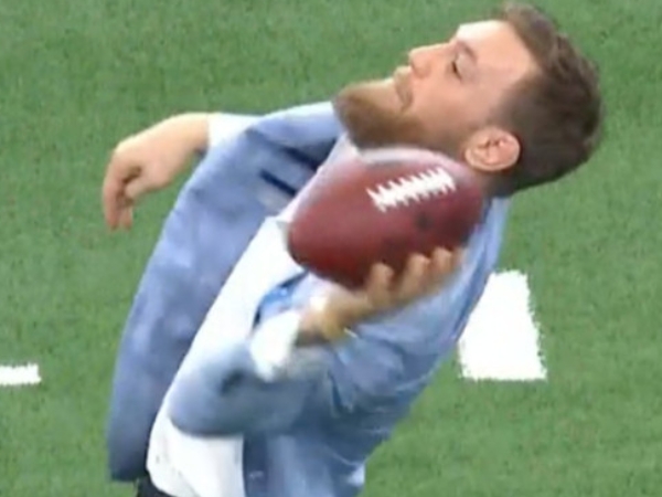所謂的隔行如隔山！Conor McGregor NFL 開球姿勢遭網友調侃「請問是小學生在玩躲避球嗎？」