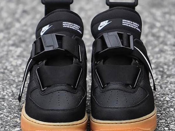 鞋帶就不用了吧！Nike Air Force 1 全黑配色大展街頭機能風，身為街型人的你肯定要收！