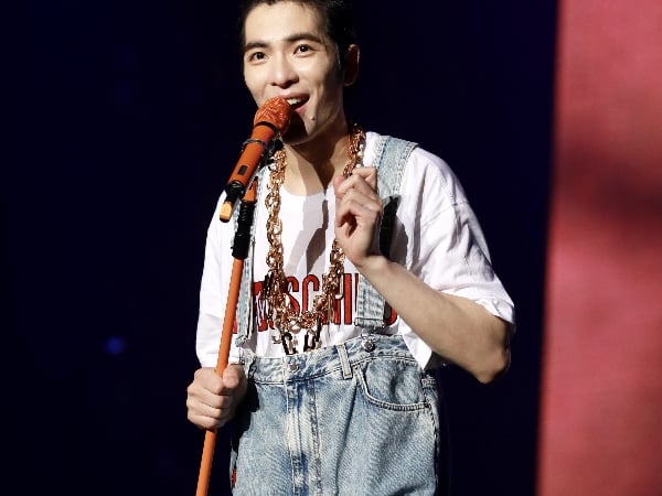 重磅聯名 MOSCHINO [TV] H&M 尚未上市  蕭敬騰搶先穿上獻聲巡迴演唱會
