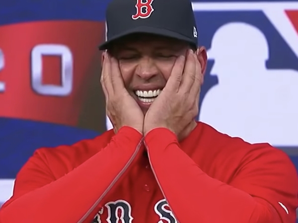 A-ROD 節目願賭服輸，超恥辱懲罰穿上紅襪隊球衣被老爹歐提斯淋香檳！