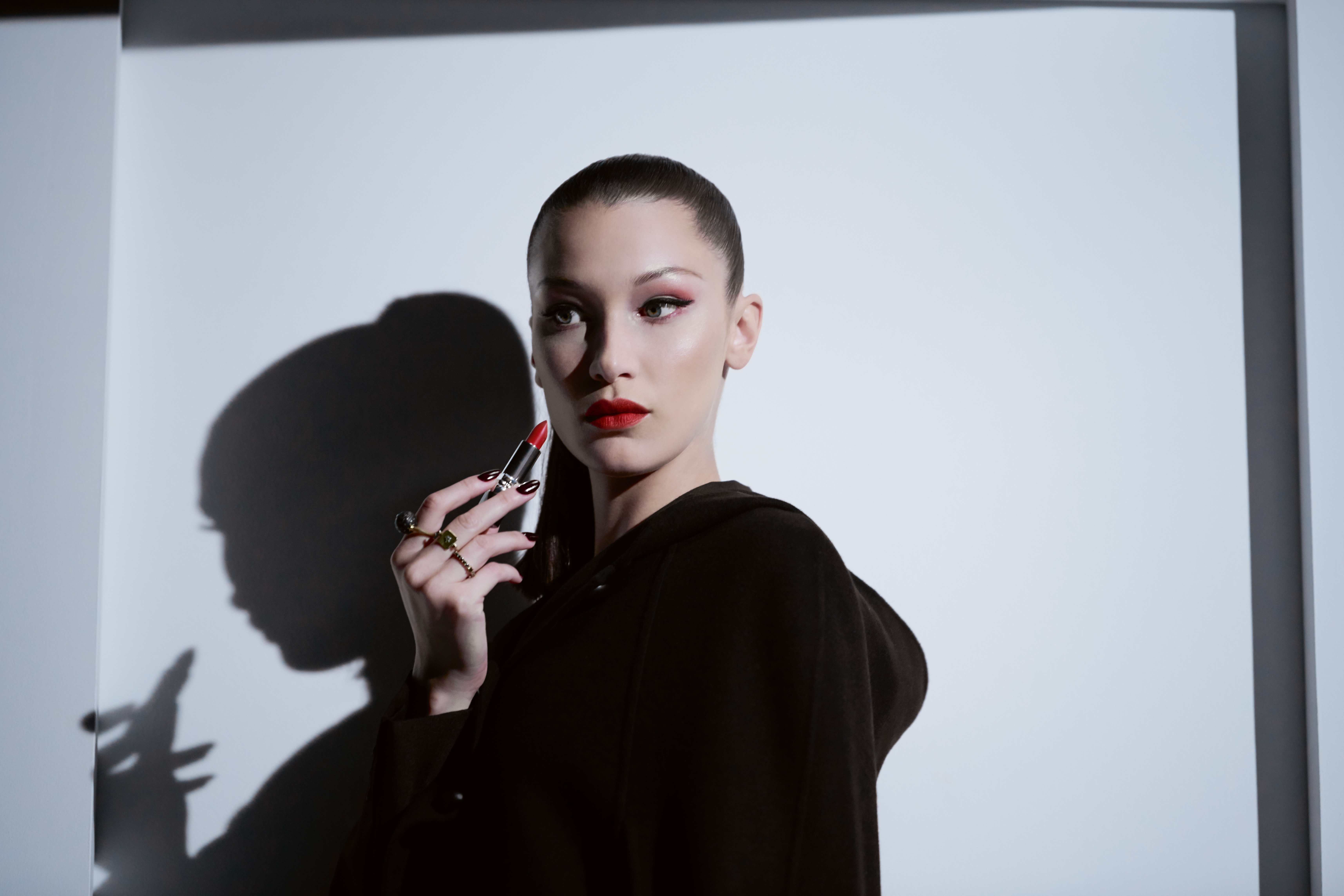 超模 Bella 在短片中展現 3 種「詭譎妝容」！小編：光第一幕紅唇就超有感...