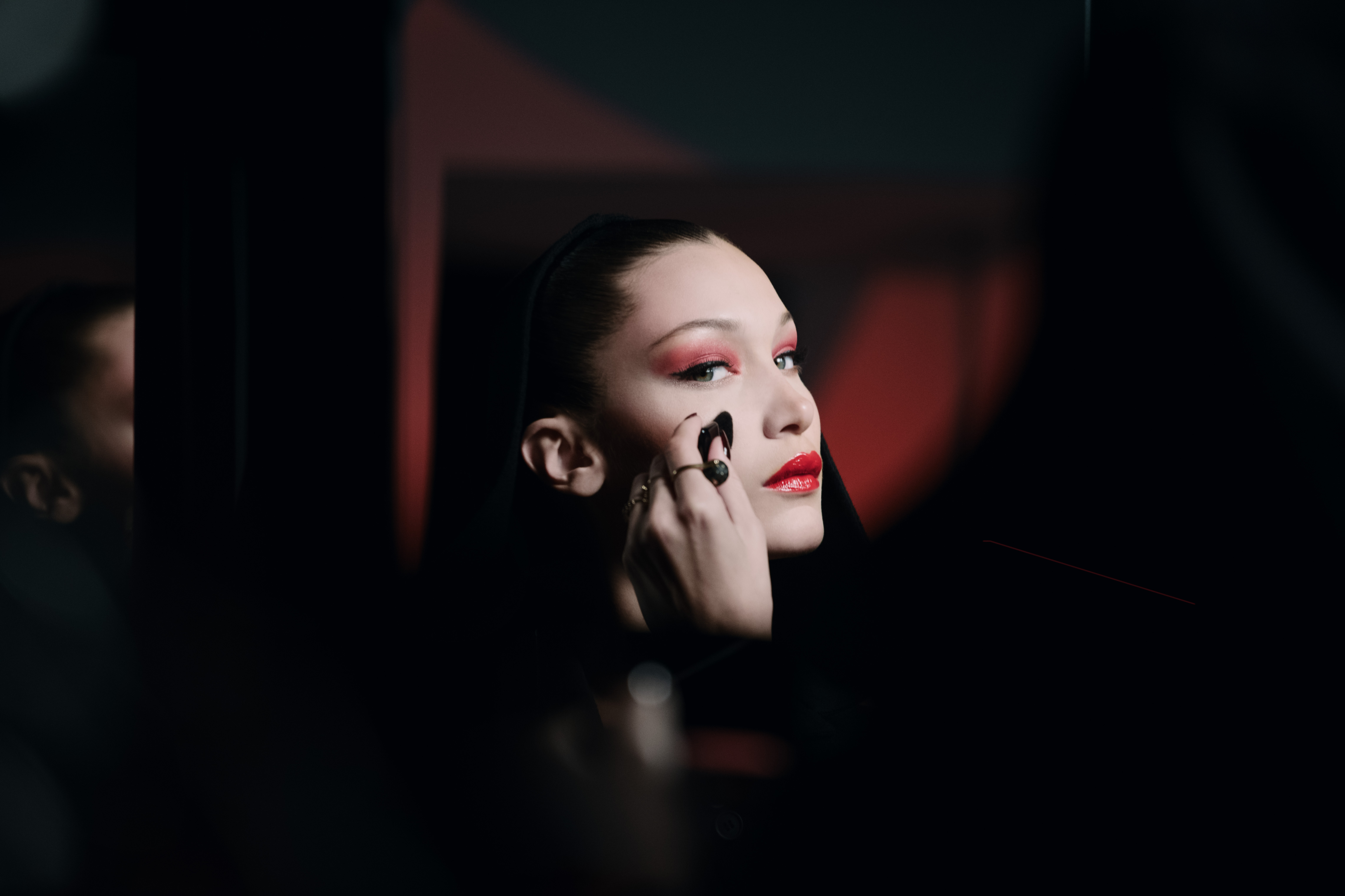 超模 Bella 在短片中展現 3 種「詭譎妝容」！小編：光第一幕紅唇就超有感...