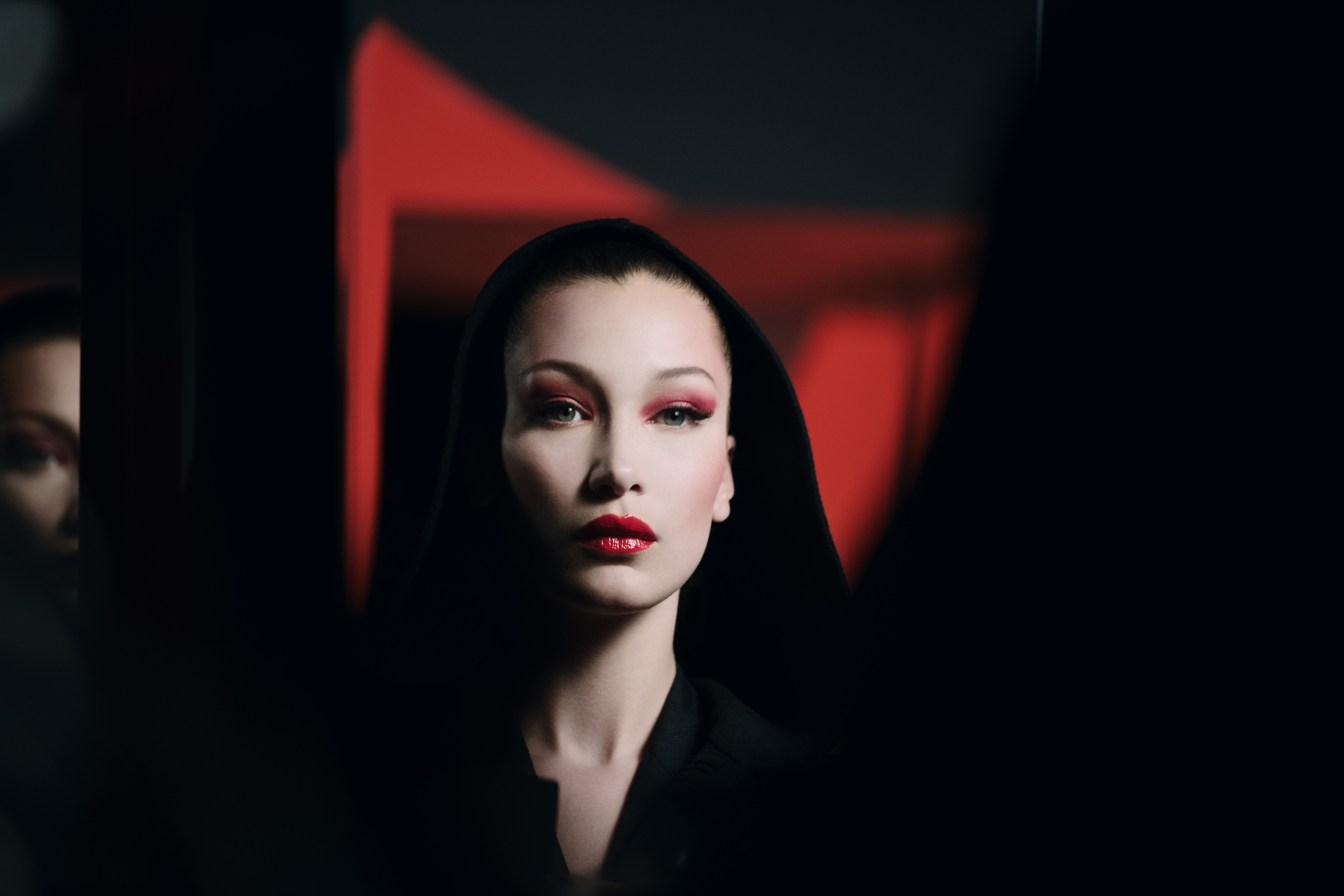 超模 Bella 在短片中展現 3 種「詭譎妝容」！小編：光第一幕紅唇就超有感...