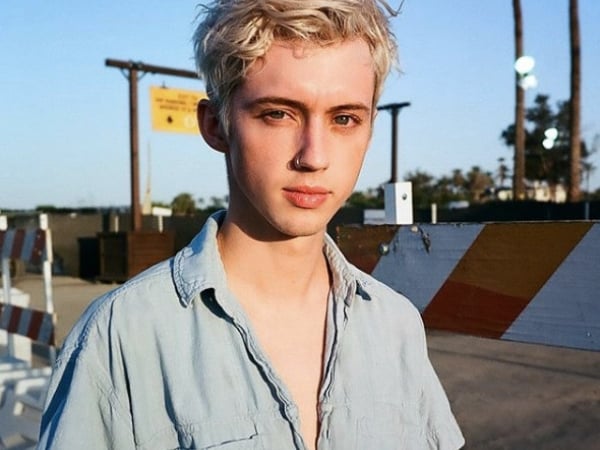 Troye Sivan 親自示範日常「無妝感妝容」！男生想變帥請務必學一波