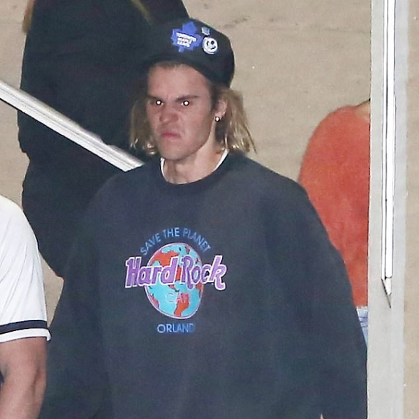 不知道怎麼了小賈露出「不尋常」表情，狗仔全都拍下！