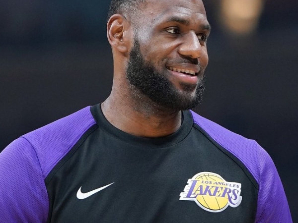 拿球哥當籌碼?NBA 名記者透露詹皇希望球隊透過交易換來 Damid Lillard 重返榮耀