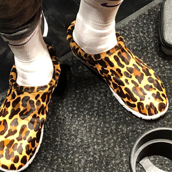 豹紋風潮延燒到 NBA？詹皇首戰賽前訪問，不過大家最關注的卻是他腳上穿的鞋！