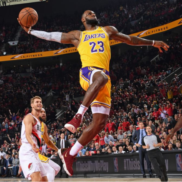 皇帝湖人首秀！詹皇狂轟 26 分 12 籃板 6 助攻　開場就先上演連續 2 記「戰斧式單手暴扣」！