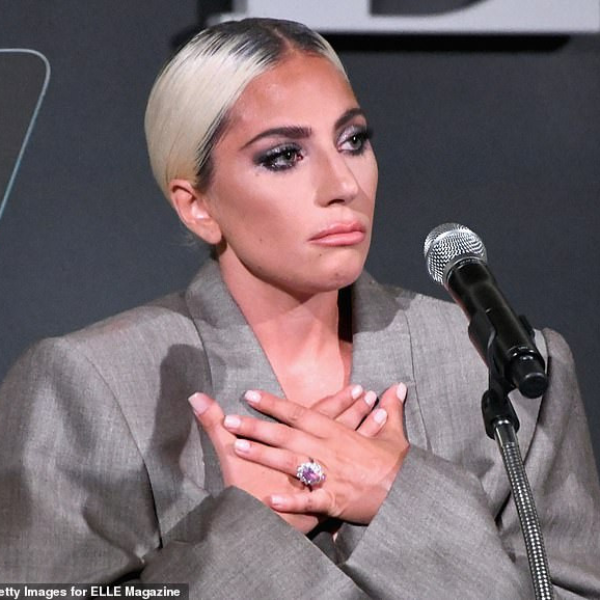 相差 17 歲男友出手豪邁！Lady Gaga 秀出百萬美元訂婚戒指　7 克拉粉鑽太閃耀貴氣！