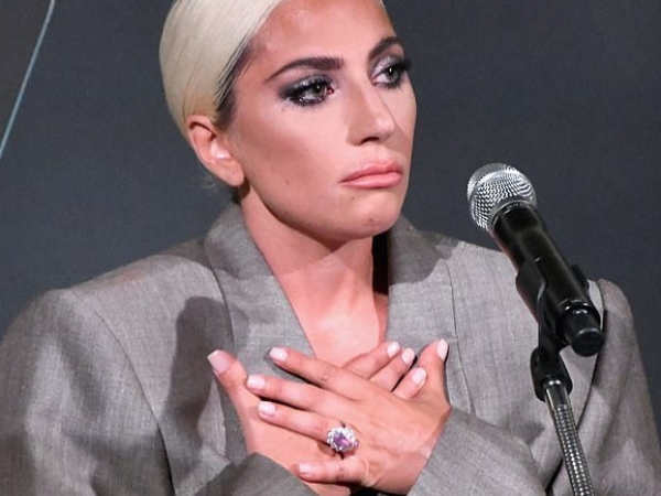 相差 17 歲男友出手豪邁!Lady Gaga 秀出百萬美元訂婚戒指 7 克拉粉鑽太閃耀貴氣!