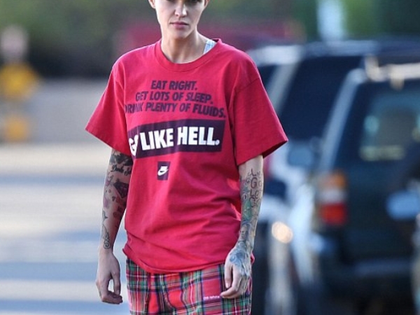 Ruby Rose 街頭玩滑板穿搭神似小賈斯汀　演出 DC《蝙蝠女俠》被反對到關閉推特！