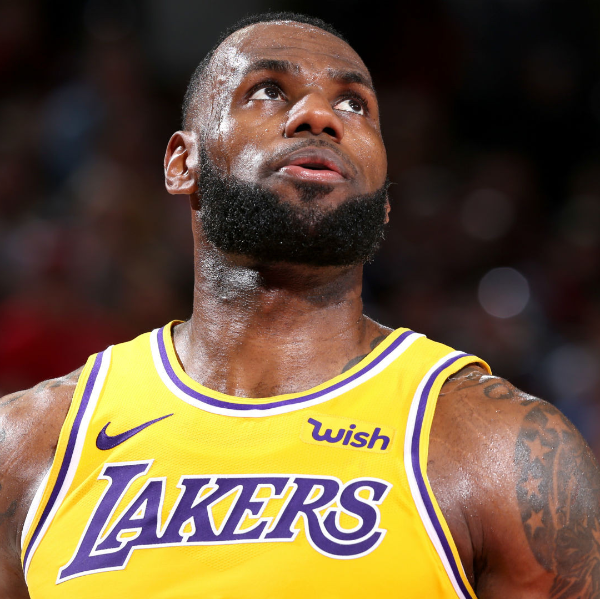 聯盟第一人的週五夜晚都在幹什麼？詹皇用超大螢幕一次同時觀看 6 場 NBA 比賽！