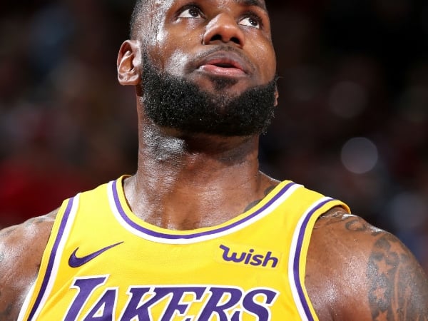 聯盟第一人的週五夜晚都在幹什麼？詹皇用超大螢幕一次同時觀看 6 場 NBA 比賽！