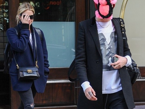 你猜不透她！英國超模 Cara Delevingne 用「這樣搞怪」躲狗仔　女友在後面狂偷笑！