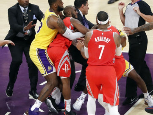 NBA 湖人隊主場開幕戰對戰火箭充滿火藥味,最後演變拳武行三人遭驅逐出場!