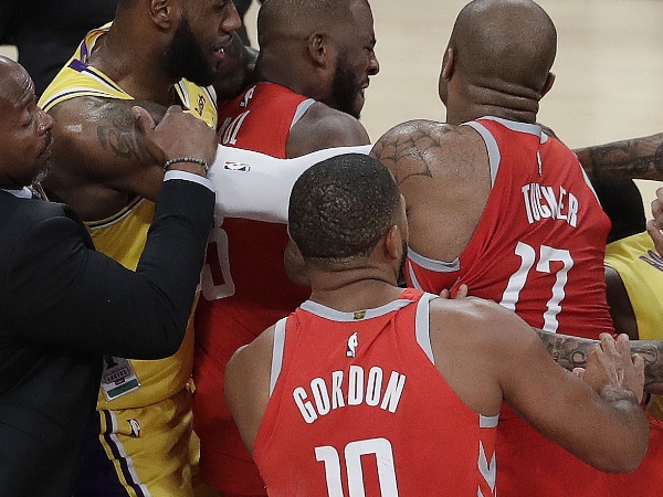 是高EQ還是潔身自愛?!湖人火箭大亂鬥時誰注意到 James Harden 的「這個舉動」了?