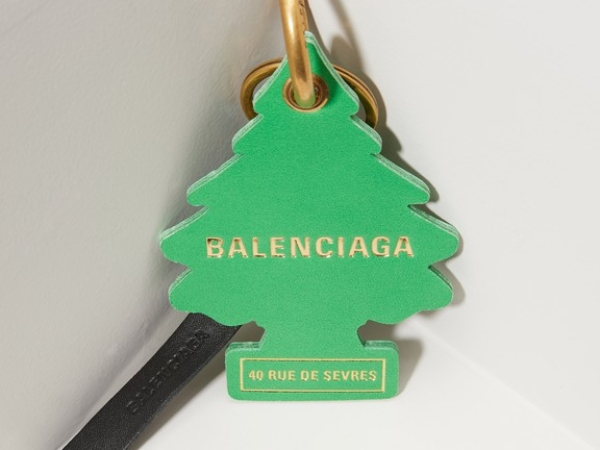 相似度高達 87 %？BALENCIAGA 再度挨告，原因則是最近推出這個「天價鑰匙圈」！