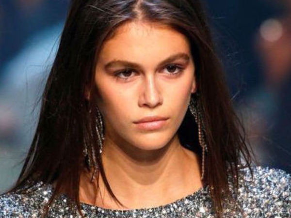 最強星二代 Kaia Gerber 素顏輕裝逛紐約,溫暖笑顏難掩星味