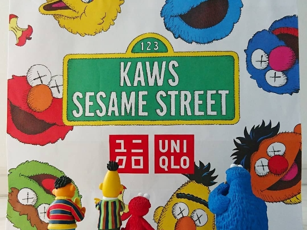 五隻一次到齊，你準備好了嗎？KAWS 親自曝光與 UNIQLO X 芝麻街聯名玩偶「全家福」！