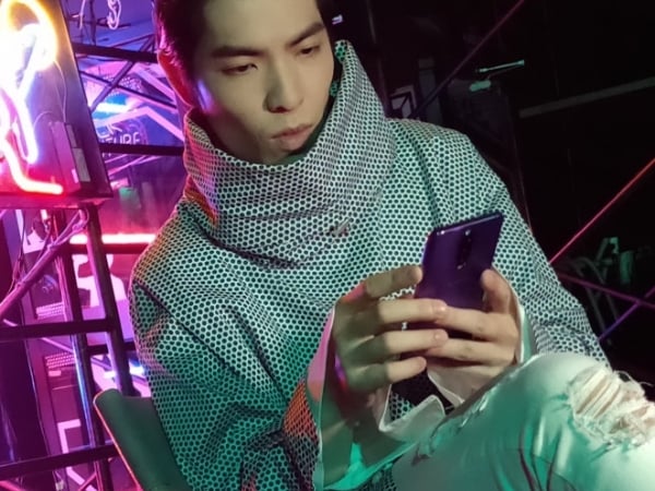 獨家花絮片段!蕭敬騰為 OPPO 創作主題曲〈耍 light〉MV 拍攝現場捕捉老蕭可愛畫面!