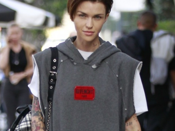 終於出現了！Ruby Rose 演出 DC「蝙蝠女俠」現場照曝光　與女超人一起開機拍攝！
