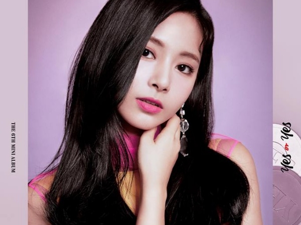 TWICE 曝新照 周子瑜「透明高跟鞋」超吸睛 網歪樓：「如果流腳汗怎麼辦？」