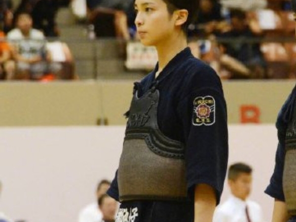 簡直漫畫裡的學長啊！這位來自日本女子高中「劍道王牌」，因英氣長相曾遭「學妹搭訕」！