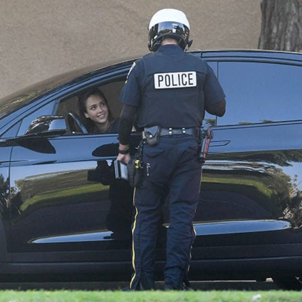 「性感女神」潔西卡艾芭開車違規　搖下車窗對警察一甜笑...最終只收到口頭警告！