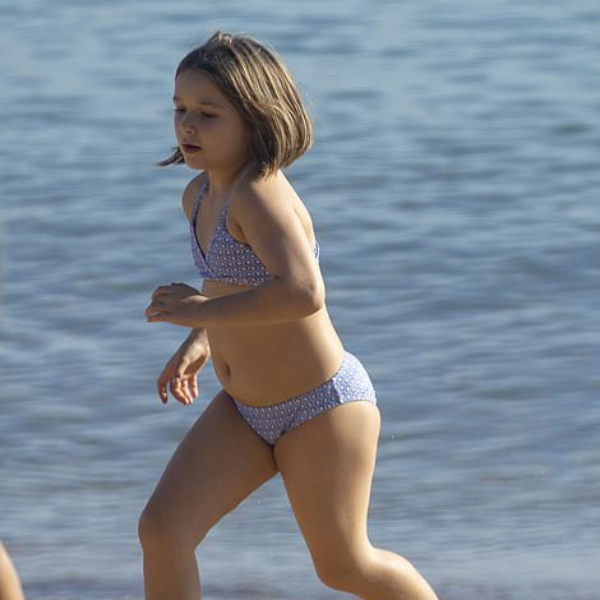 貝克漢 6 歲女兒小七穿上泳裝開心戲水　媽媽維多利亞在海邊踩高跟鞋遠觀孩子玩耍！