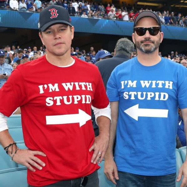 麥特戴蒙和 Jimmy Kimmel 紅襪對決道奇賽事上再賣「基情」　穿同件 T 恤互指為笨蛋太搞笑！