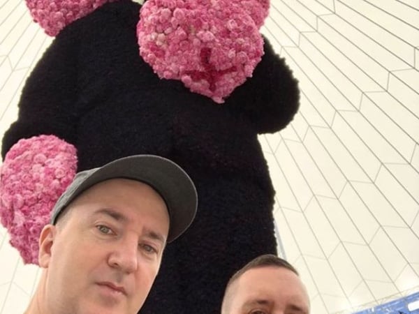 KAWS 與 Dior 首張形象照出爐,請來比 KAWS 玩偶還大咖的「特別來賓」來客串!