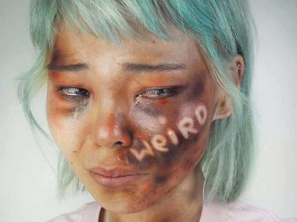 「活在不合群裡，那就不合群極致吧」！俄羅斯美妝博主 Aryuna Tardis 的妝容背後「隱藏一段虐心故事」...