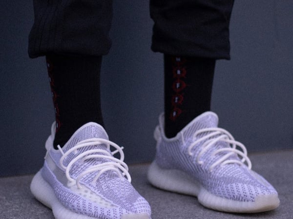 「如果 YEEZY 會發光？」這不是幹話，而是真的要開賣了！