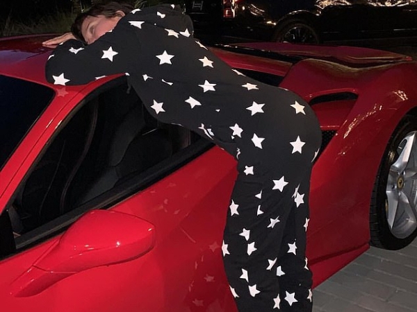 老娘有錢！Kylie Jenner 豪氣送媽媽法拉利當生日禮物　21 歲就成卡戴珊家族最會賺女人！