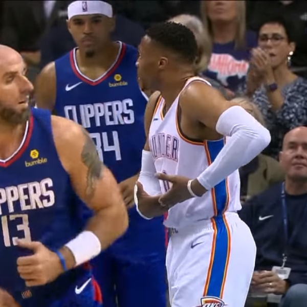 世仇組合再次槓上！威少「空氣嬰兒抱」舞蹈超挑釁　Beverley 重現 5 年前「瘋狗式抄截」