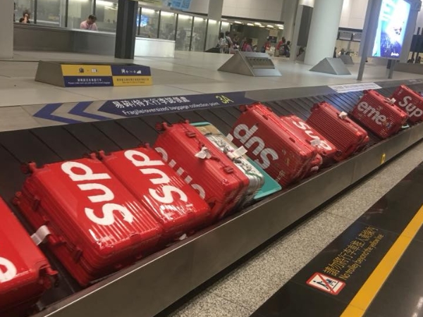 機場奇景、疑似中國大媽們人手一個 Supreme 行李箱出現機場！網友：「全世界的這款聯名行李箱都出現在這了XD」