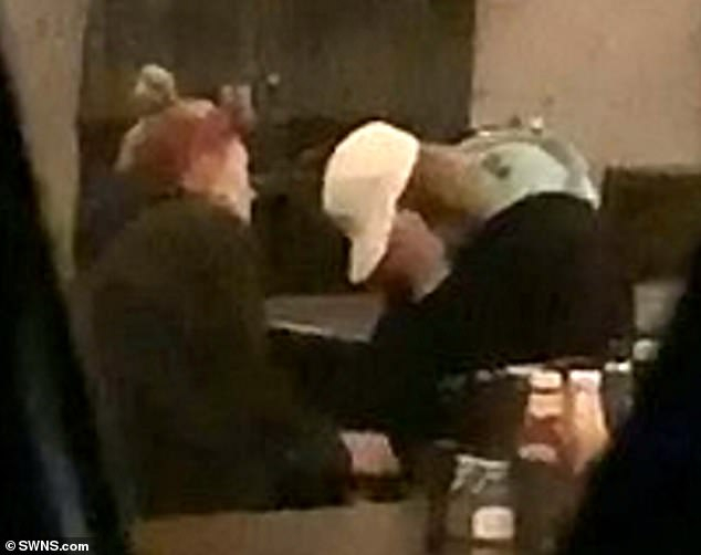 又哭了！小賈斯汀在環球影城樂園突然啜泣　海莉鮑德溫總是默默地安慰著他！