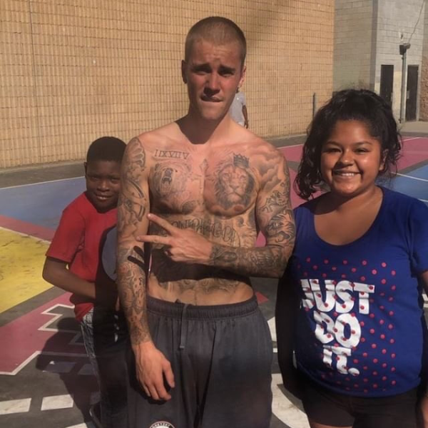 小賈斯汀罕見於街頭清唱歌聲依舊迷人　低調在眉毛上紋身與海莉留下甜蜜愛情印記！