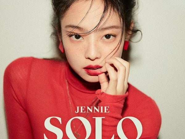 發片在即!BLACKPINK Jennie 最新造型「小雀斑「玻璃鞋」大玩世界潮牌!