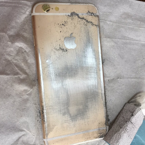 網友驚呆！找不到喜歡的 iPhone 手機殼　這位男孩竟磨光背面變成「鏡面版」超酷炫！