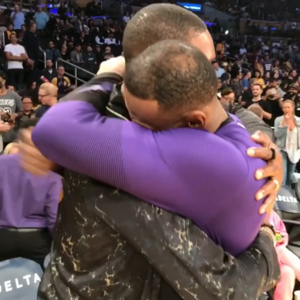 真兄弟情！前 NBA 球星 Chris Bosh 驚喜現身湖人球場　詹皇一見面直接「深情大擁抱」感動全場球迷