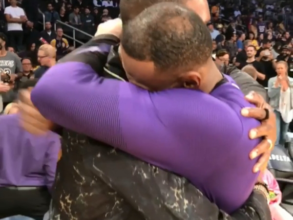 真兄弟情！前 NBA 球星 Chris Bosh 驚喜現身湖人球場　詹皇一見面直接「深情大擁抱」感動全場球迷