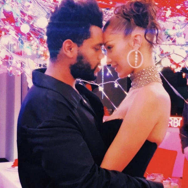 威肯、貝拉不約而同一身黑，黑色情侶裝最佳示範！