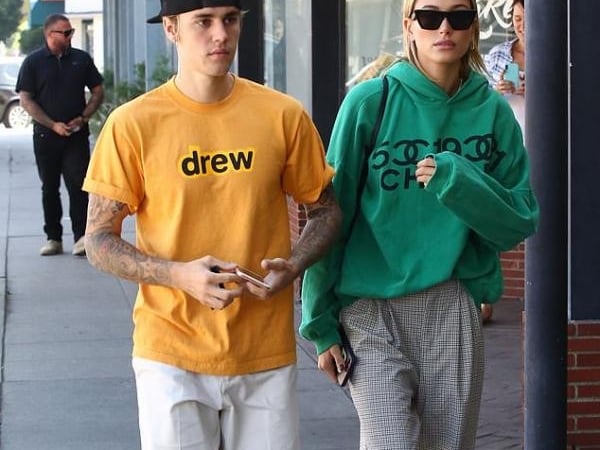 親自穿搭示範！小賈斯汀開設新的服裝品牌線「drew」　亮色系潮 T 你買單嗎？