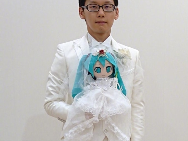 網友驚呆！日本 35 歲公務員宣布與初音未來結婚　原因是曾被職場女性欺負而受到創傷...