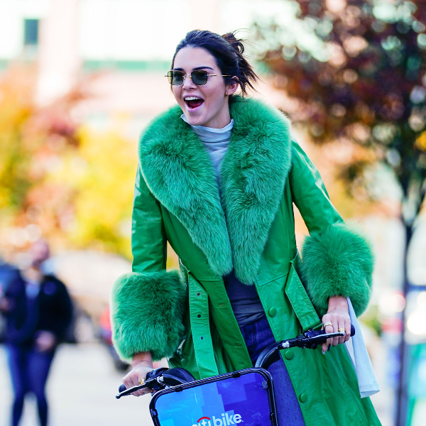 真的是比妹妹 Kylie 好養？Kendall Jenner 23 歲生日拋開浮誇奢華改在「紐約街道上騎單車」！