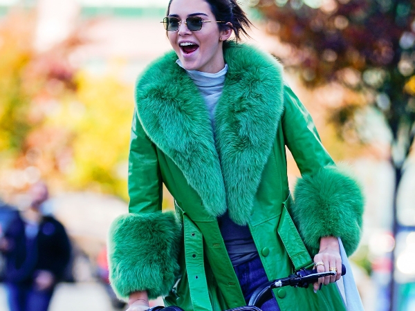 真的是比妹妹 Kylie 好養？Kendall Jenner 23 歲生日拋開浮誇奢華改在「紐約街道上騎單車」！
