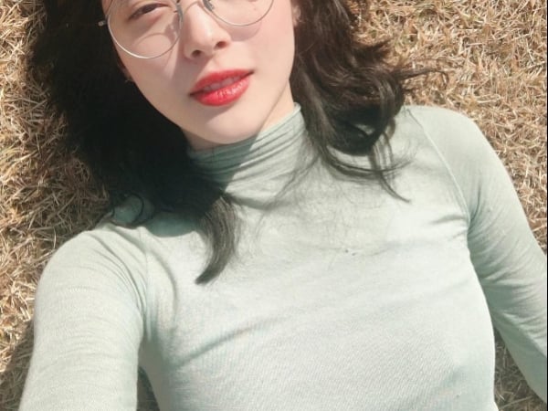 就是不愛穿內衣！前 F (x) 成員雪莉又在 IG 上傳激凸照，迷濛神韻網民直呼：「太性感」！