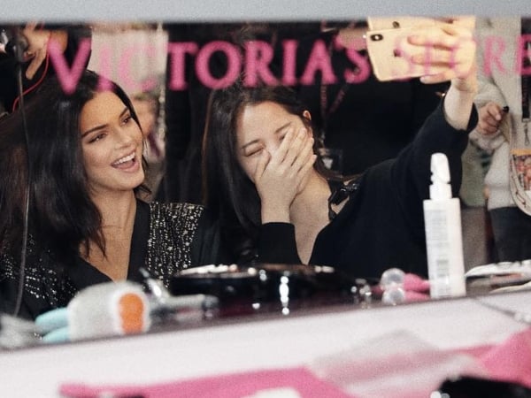 歐陽娜娜首次受邀維密大秀！直擊維密天使梳妝後台與 Kendall Jenner 同框！